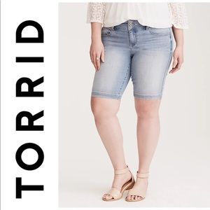 TORRID Stretch Bermuda Jegging Jean Shorts 14